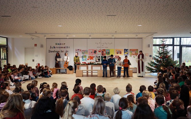Adventskränze bei einer gemeinsamen Andacht in der Hans Carossa Grund- und Mittelschule gesegnet