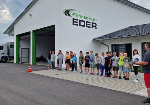 Die 5. und 6. Klasse der GMS Pilsting besucht die Fahrschule Eder